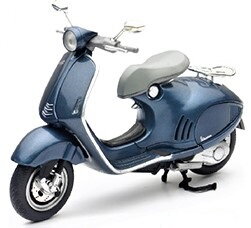 Model VESPA 946 1:12 modrý (57613B)