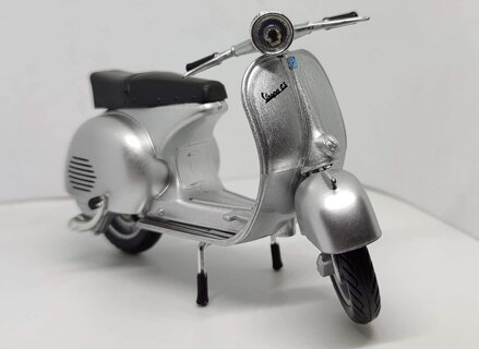 Model VESPA 150 GS 1:12 strieborný (57863)