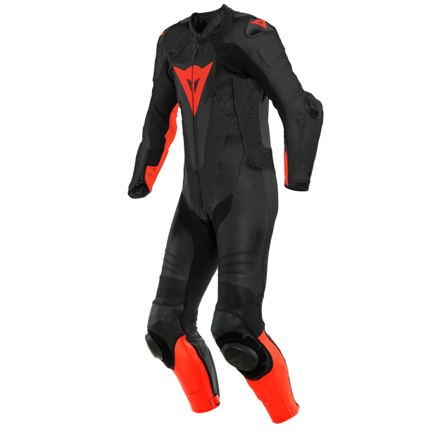 Kožená kombinéza DAINESE Laguna Seca 5 1-dielna perforovaná čierno červená fluo Kožená kombinéza DAINESE Laguna Seca 5 1-dielna perforovaná čierno červená fluo