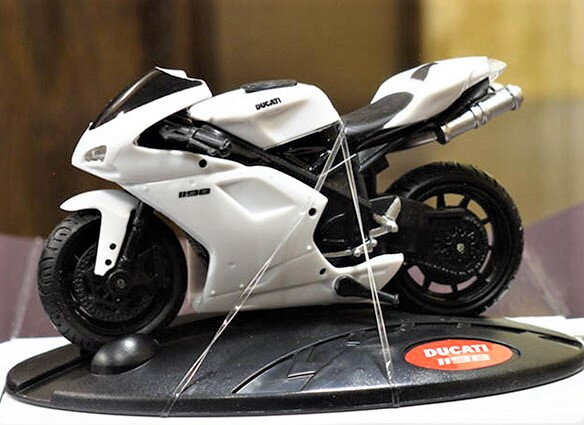 Model DUCATI 1198 1:24 (01963) biely Model DUCATI 1198 1:24 (01963) biely