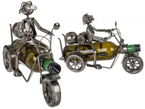 Model motocykla s postavou a držiakom na víno