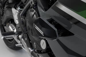 Padacie protektory SW-MOTECH na Kawasaki Ninja 650 čierne s montážnou sadou   